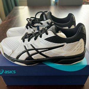 ASICS upcourt volleyball shoes youth 4.5 BNIB
